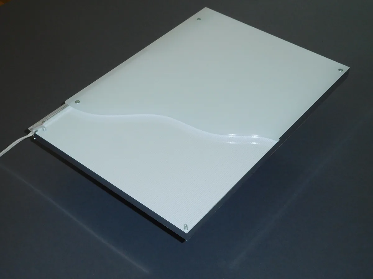 Opale Frontscheibe 3 mm auf einem LED-Flächenlicht Modul