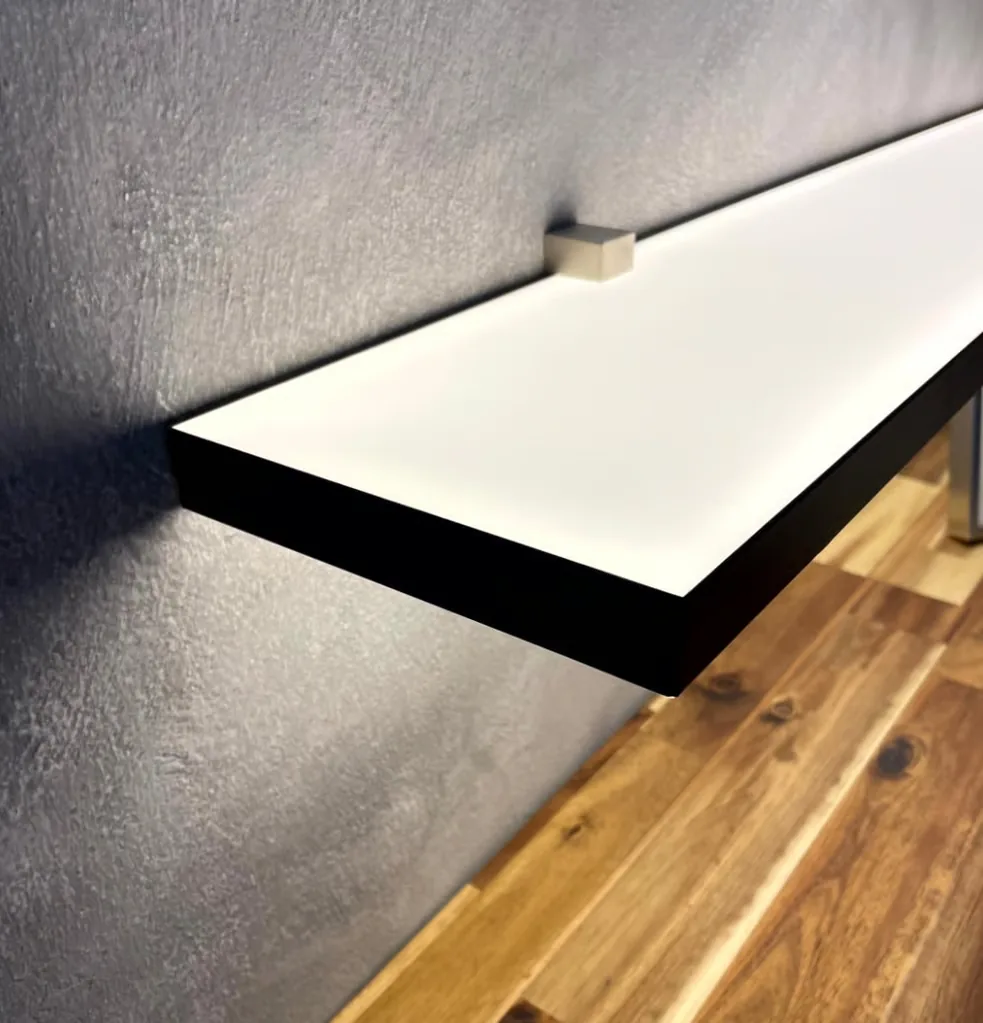 LED-Lichtregal: selbstleuchtendes Regal aus LED-Flächenlicht an einer Holzwand
