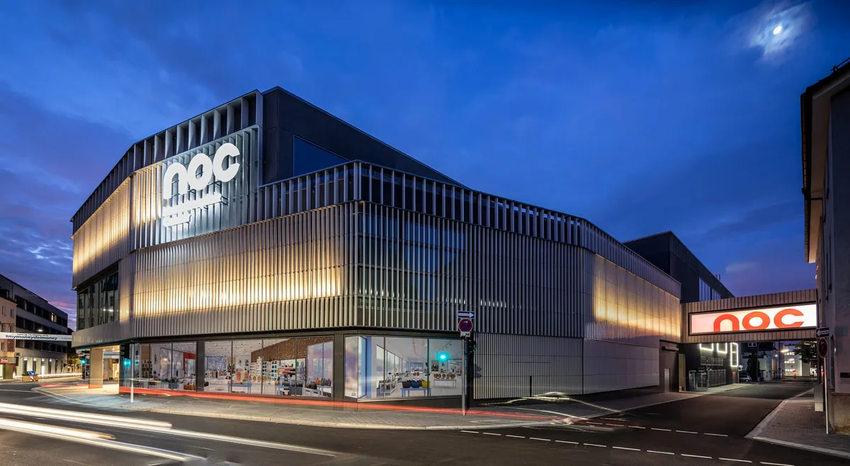 NOC Weiden: Keramiklamellen mit LED-Wallwasher