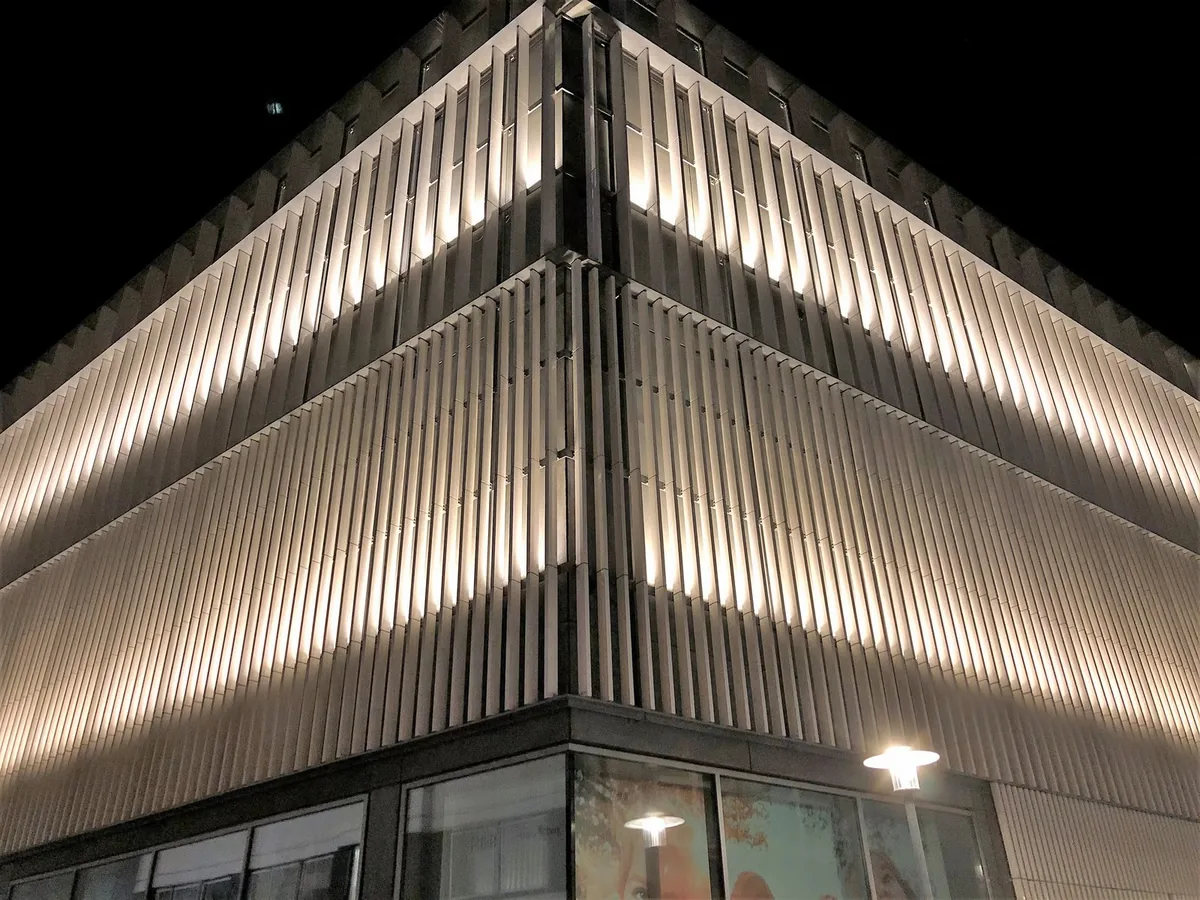 NOC Weiden: Keramikfassade mit LED-Wallwasher