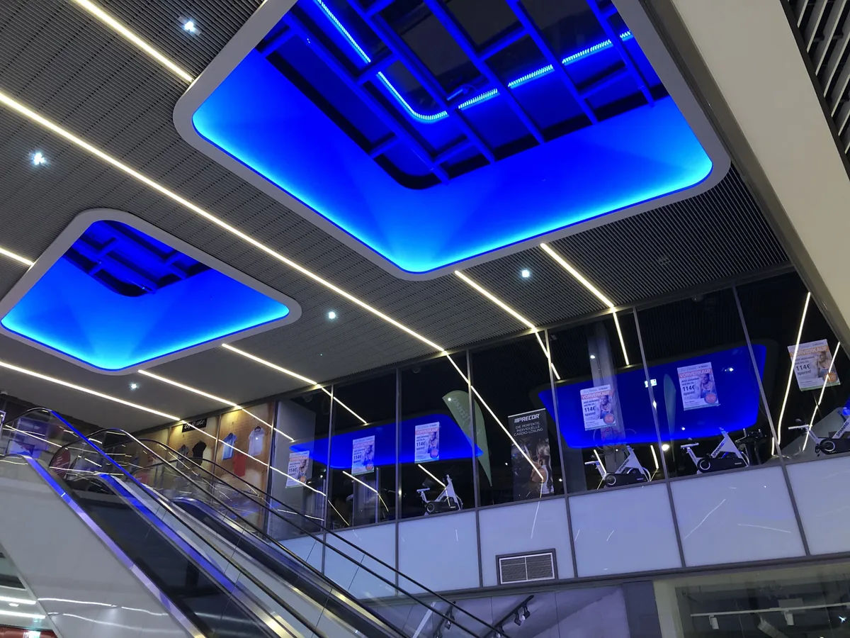 Blaue LED-Beleuchtung der Lichtkuppeln im NOC Weiden