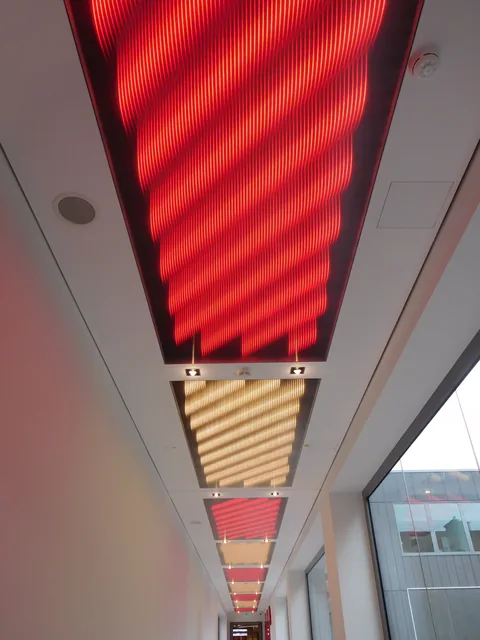 NOC Weiden: Lichtbrücke mit 3D-Lichtdeckenfeldern in dynamischer RGB-W Lichttechnik
