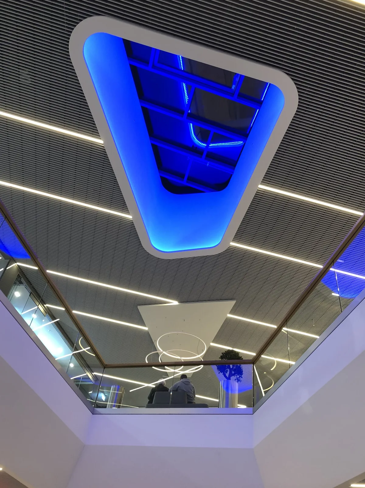 NOC Weiden: LED-Wire-System in den Oberlichtern, Abendstimmung in Blau