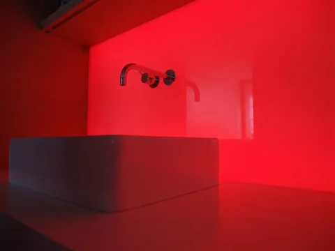 RGB Flächenlicht Rot mit Glasfront, Sonderanfertigung in einem Münchner Loft-Appartement